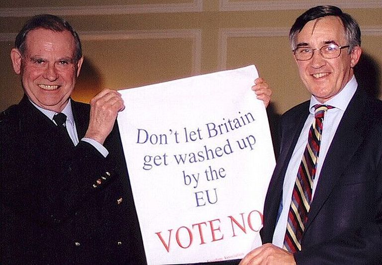Konservatiivse partei liikmed Christopher Gill ja Sir Gerald Howarth 2009. aastal Euroopa Liidu vastu protestimas.
