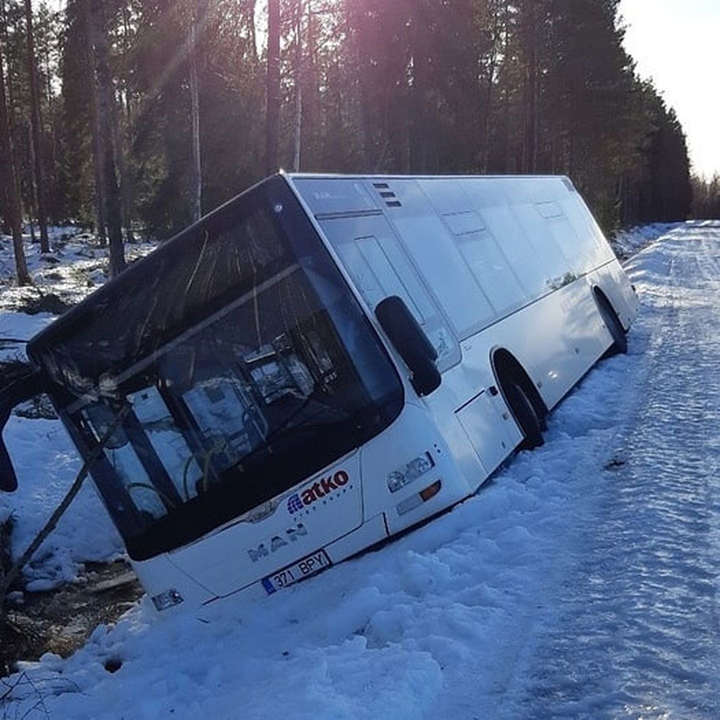 Нарвский автобус "ATKO Bussiliinid" 17 февраля съехал в кювет заледенелой дороги и получил повреждения. Понадобились замены машин. Это спровоцировало в тот день сбои на других городских линиях.