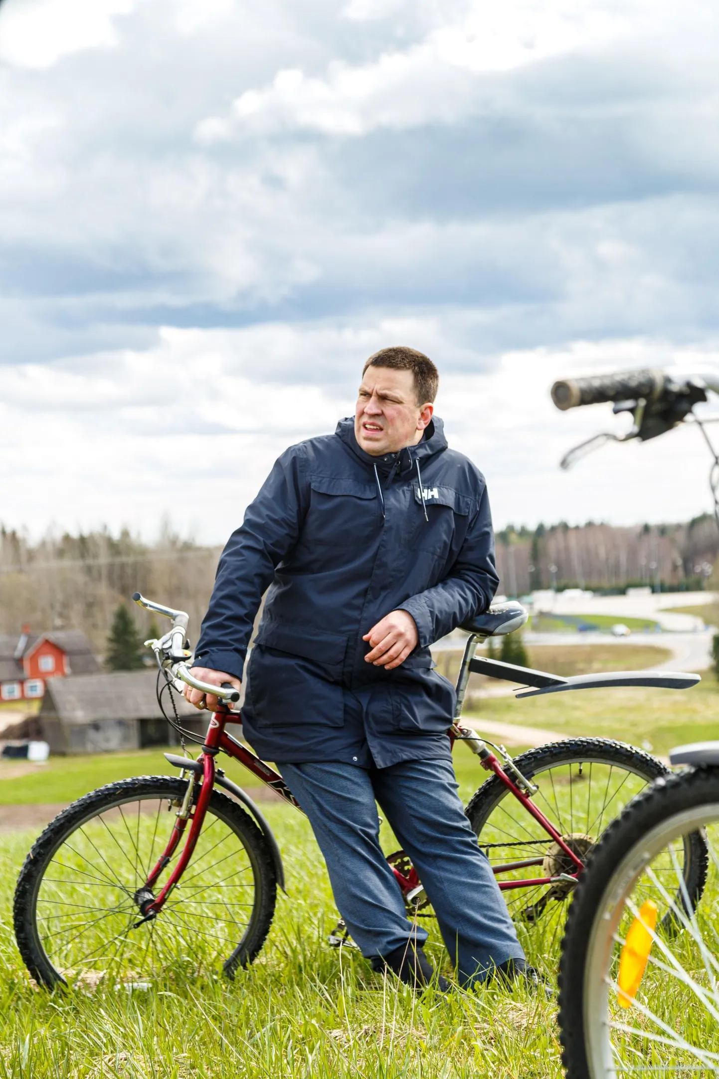 Jüri Ratas tõmbab hinge pärast jalgrattatuuri Setumaal. Samuti tuleb Ratasel praegu hinge tõmmata pärast peaministri ameti pidamist.