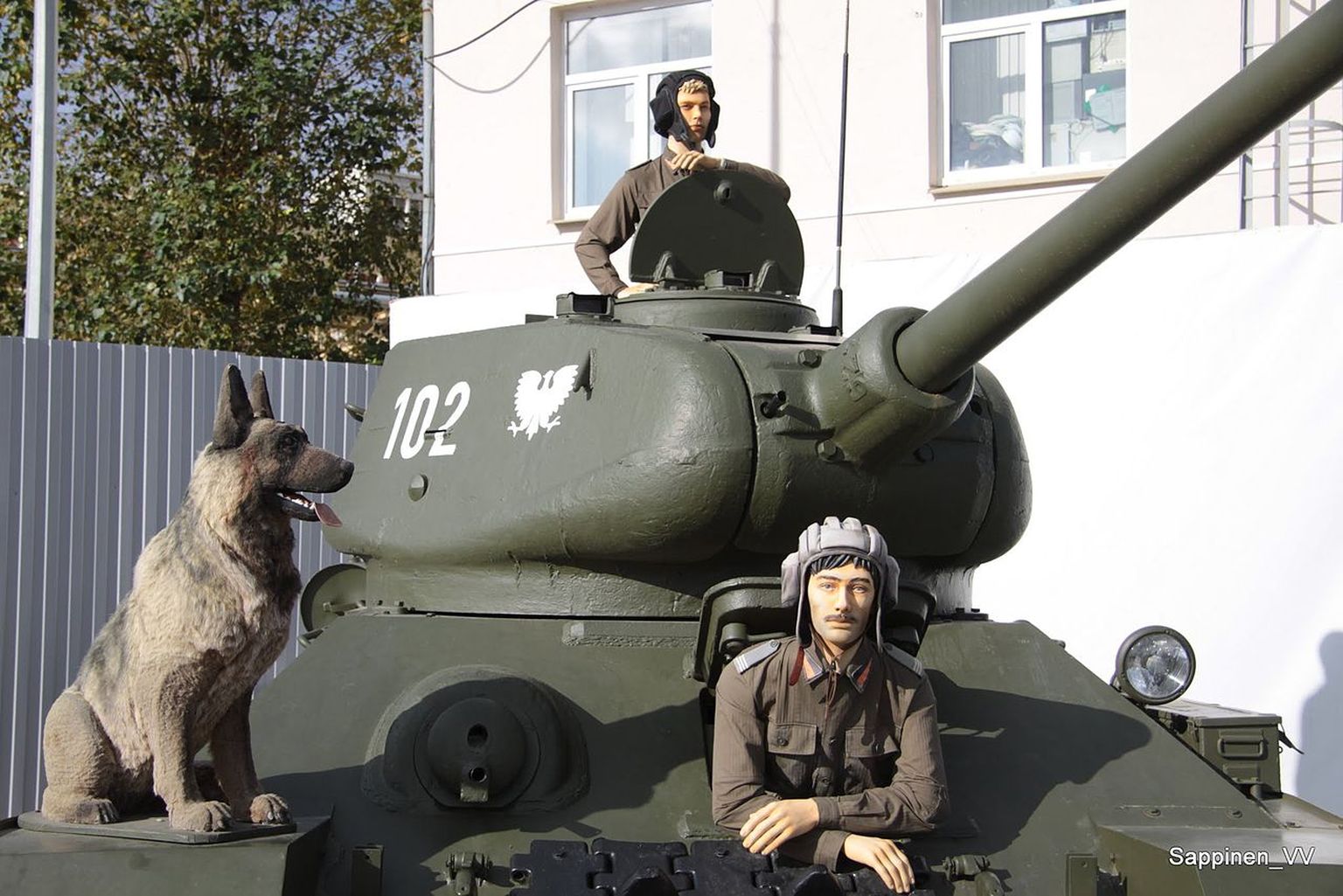 Neli tankisti ja koer Verhnjaja Põšma sõjamuuseumis.