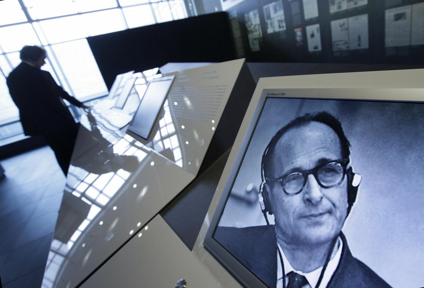 Adolf Eichmanni kujutav infostend natsikuritegusid käsitleval näitusel Berliinis. 