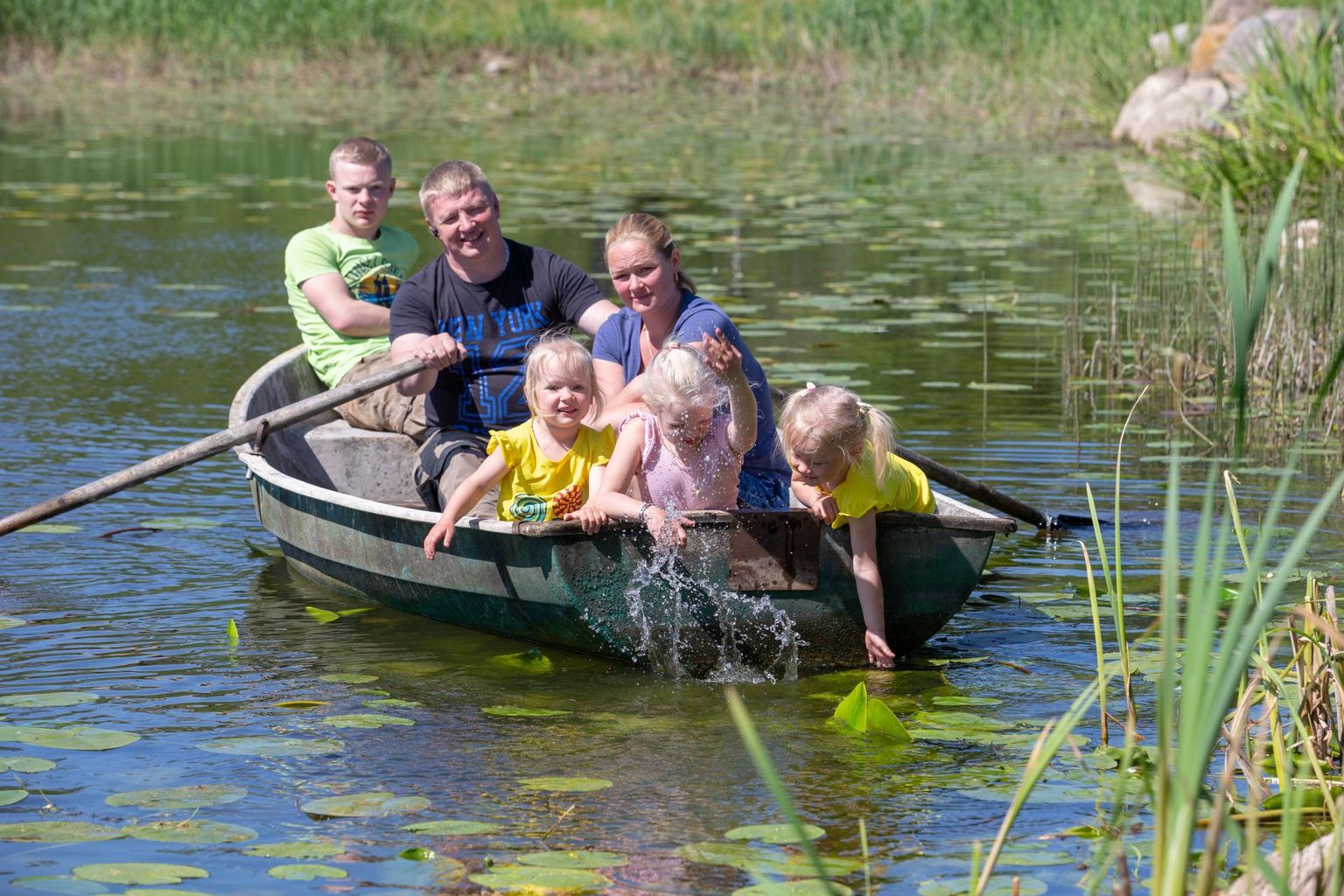 Talule kuuluval Viru järvel sõitsid Sakala külaskäigu päeval kodus olevad pereliikmed: vanem poeg Tauno, isa Tõnu ja ema Teivi, kaksikõed Mirja ja Mirje ning vanem õde Mirell.
