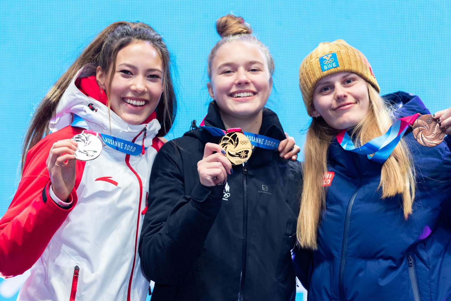 Kelly Sildaru (keskel) võitis 2020. aastal noorte olümpial kulla.