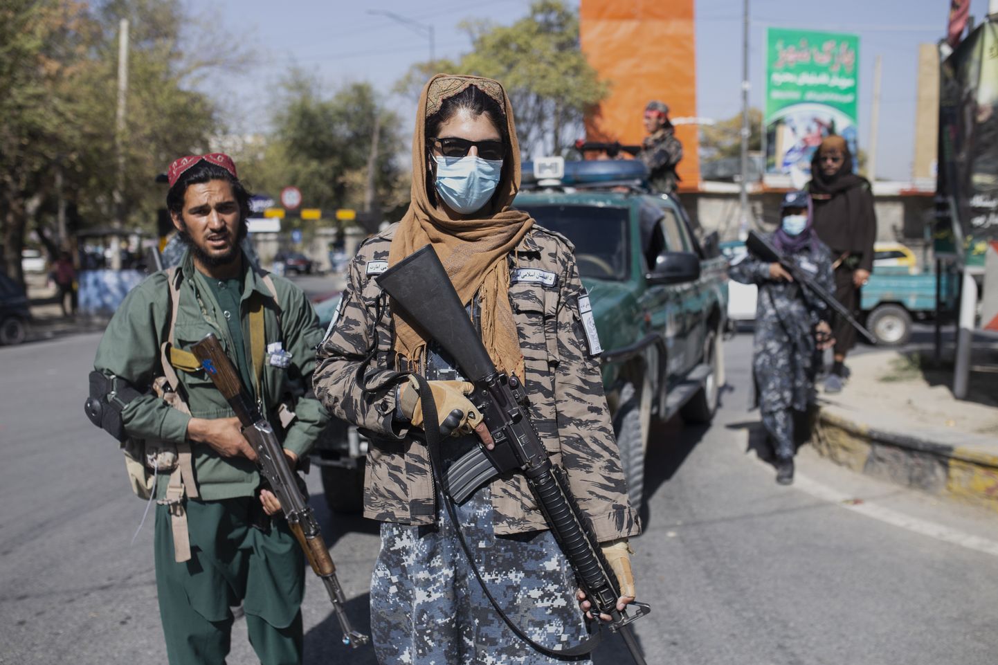 Talibani võitlejad jälgimas naisõiguslaste protesti Kabulis. Foto on illustratiivne.