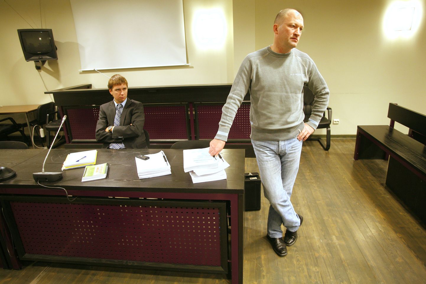 Pärnu maakohus karistas endist kõrget politseiametnikku Gunnar Suurt (esiplaanil) korduva altkäemaksu võtmise eest kolmeaastase vangistusega kolmeaastase katseajaga.