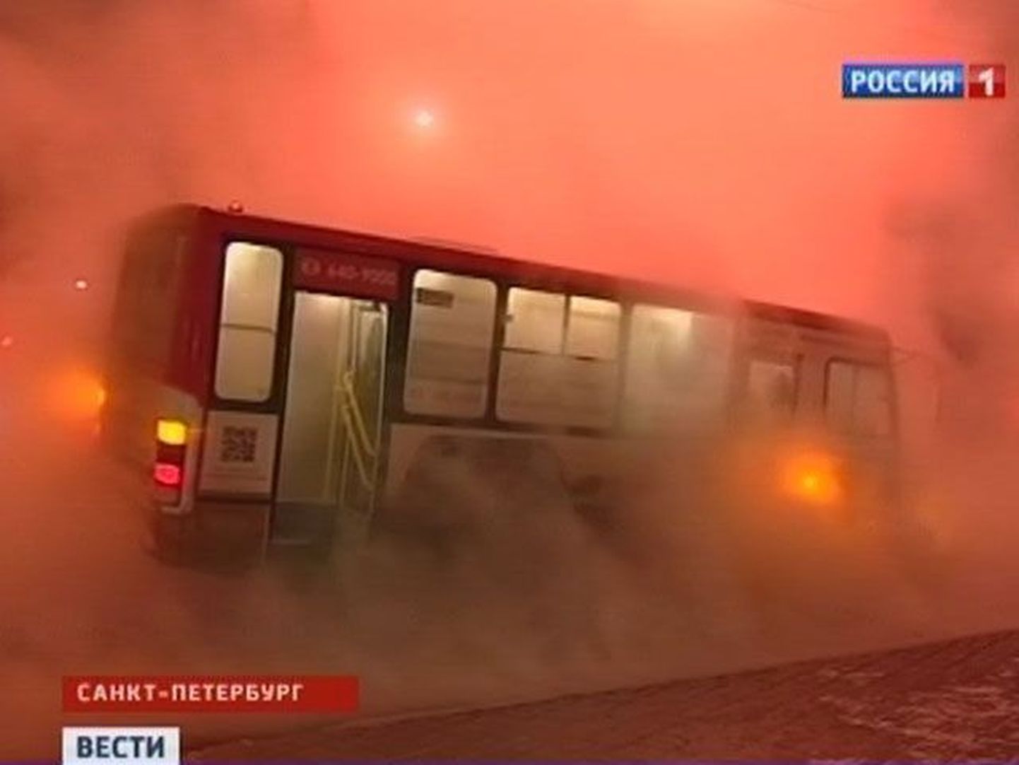 В Петербурге автобус попал в яму с кипятком.