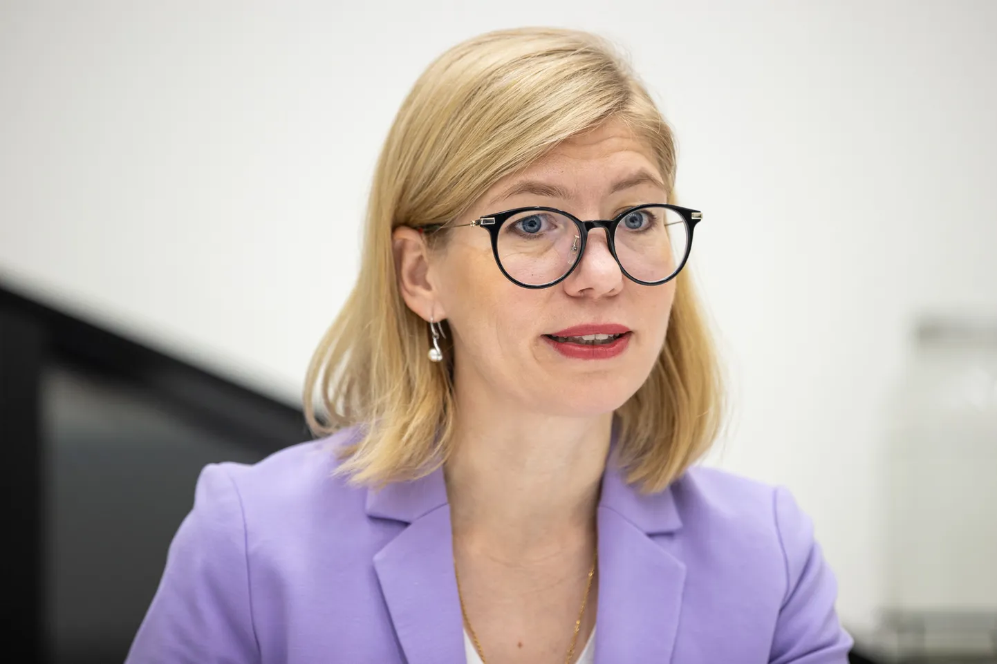 Minister Piret Hartmani väitel on uute ametnike palkamise eesmärk vähenda süvenevat lõhet Eesti erinevate piirkondade vahel.