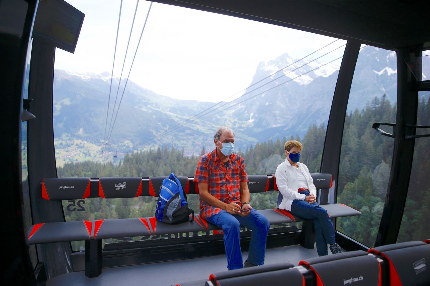 Turistid sõitmas 2021. aasta suvel Šveitsi kõige uuema köisraudtee Eiger Express gondliga