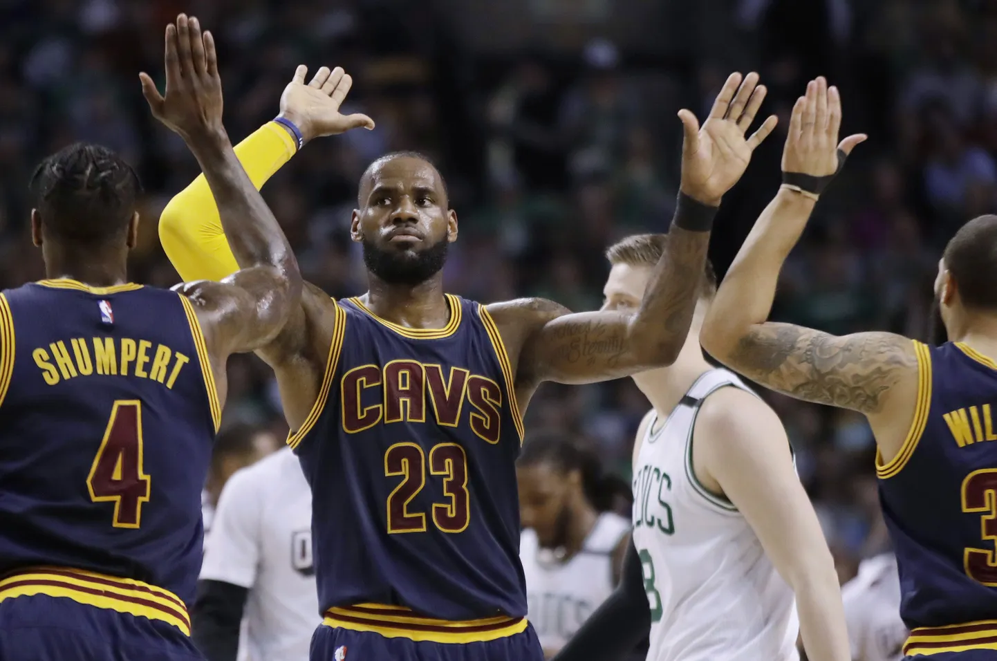 LeBron James (keskel) tüürib Cleveland Cavaliersi järjekordse NBA finaalseeria suunas.