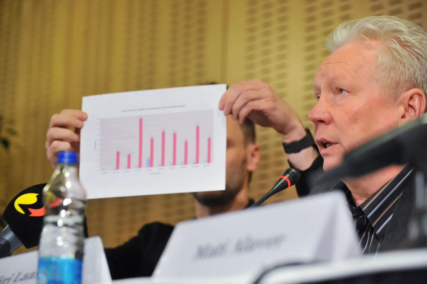 Doktor Jüri Laasik pressikonverentsil