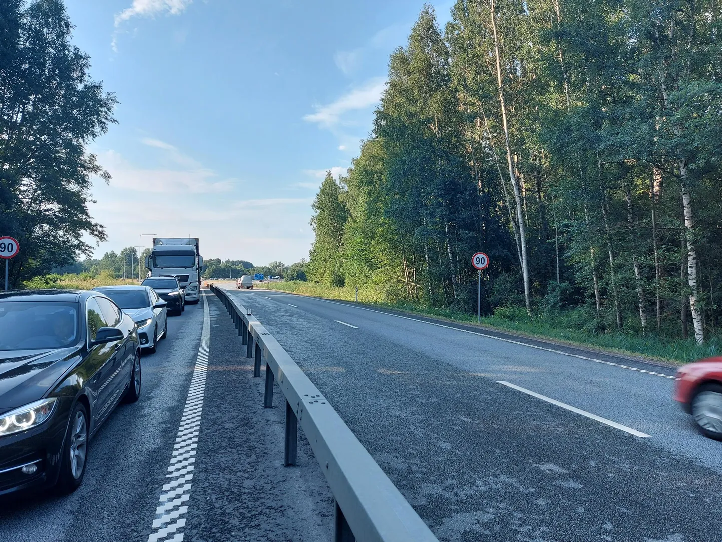 Barjääriga eraldatud ja avarii tõttu blokeeritud 2+1-maanteel Nurmel ei saanud sõidukid poolteist tundi ei edasi ega tagasi sõita.