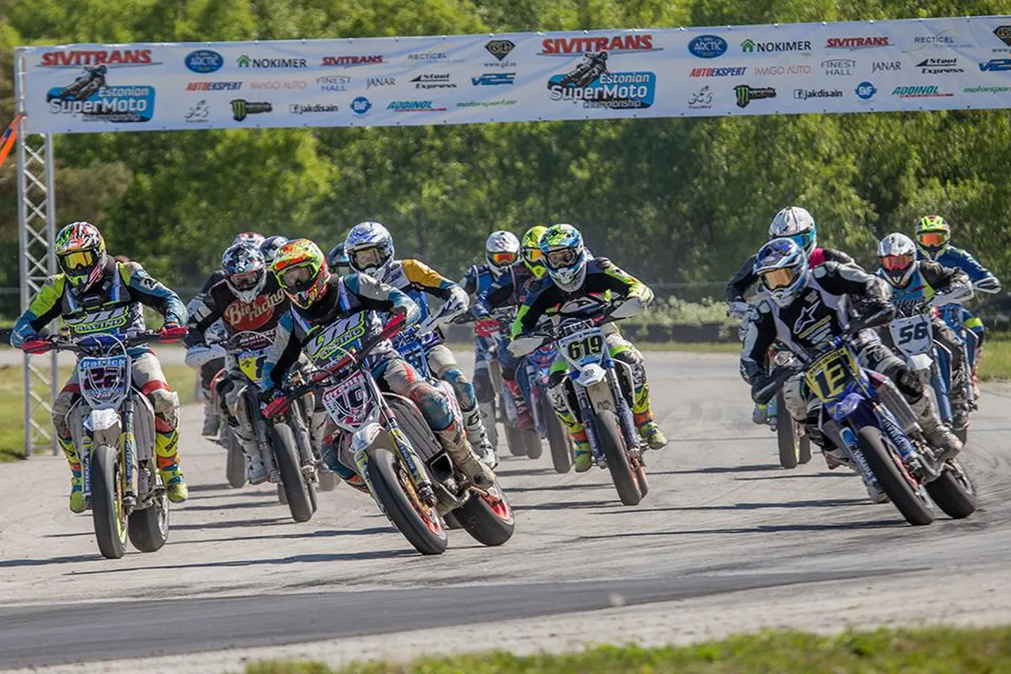 Supermoto ässad sööstavad rajale.