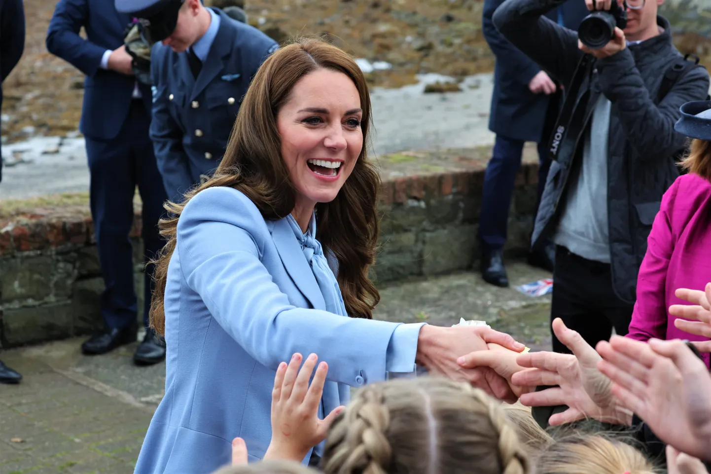 Walesi printsess Catherine Põhja-Iirimaal rahvast tervitamas.