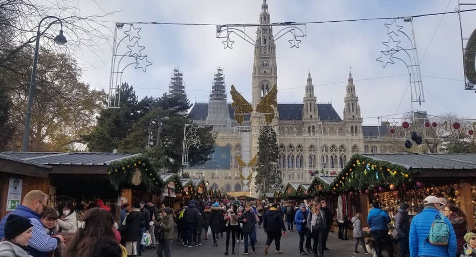 Pühapäevane melu Viini jõuluturul, esmaspäevast on riik lukus.