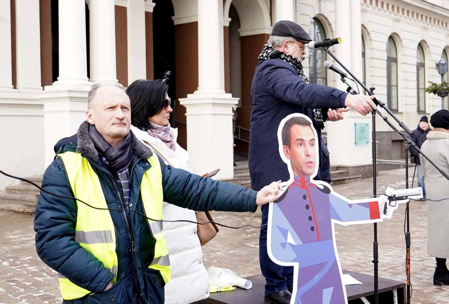 Мирослав Митрофанов с "картонным Стакисом" во время митинга против переноса памятника Пушкину в Риге