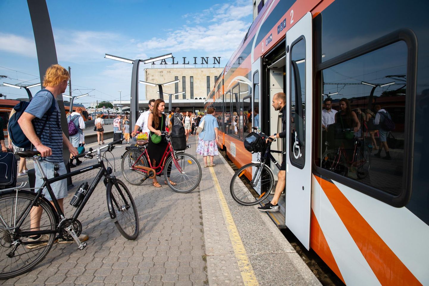 Jalgrattaga reisijad sisenevad Elroni Tallinna-Valga reisirongi Tallinnas Balti Jaamas.