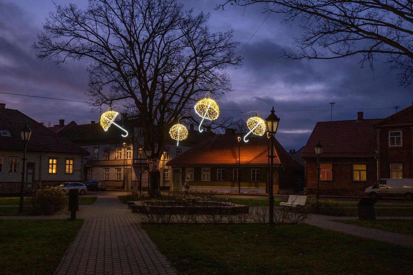Viljandi vanalinn valmistub igal aastal jõulusid valgusega vastu võtma. Pildil Laidoneri plats novembri lõpus.