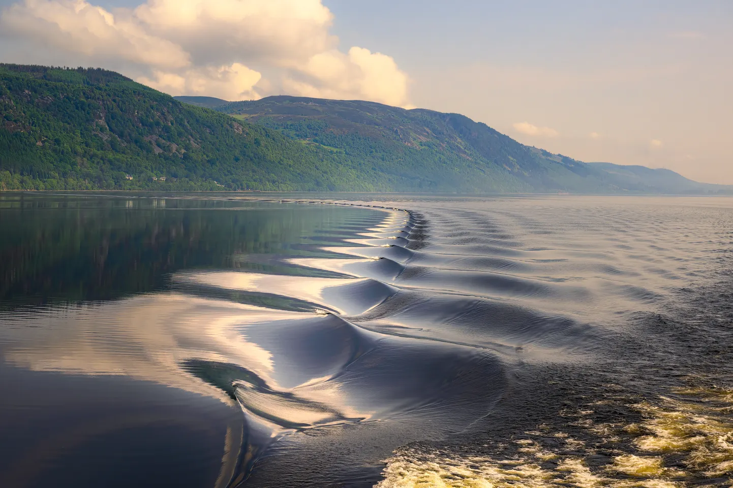 Loch Nessi järv Šotimaa mägismaal, kus legendi kohaselt elab Loch Nessi koletis