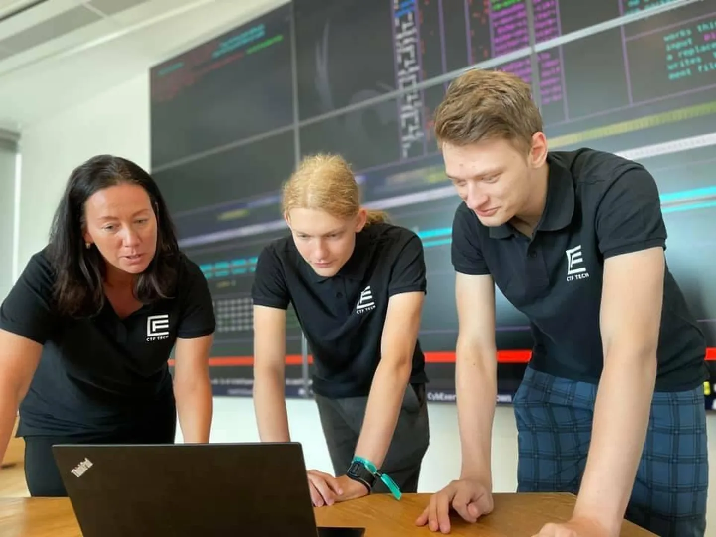 CTF Techi tegevjuht Marki Tihhonova-Kreek (vasakul) kontoris pead murdmas kahe noore kolleegiga, kes olid esimese Cyber Battle’i osalejad. “Elavad näited kübertarkade noorte järelkasvu tekitamise protsessist,” iseloomustab ta.