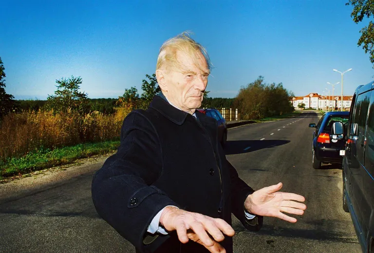 Hauptman Klaus Ritter, kes juhtis Tehumardi all Saksa väeüksust, käis pärast sõda korduvalt Saaremaal. Foto aastast 2004.