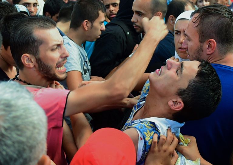 Migrandid kähmlemas kohalikega Budapestis. Foto: Scanpix