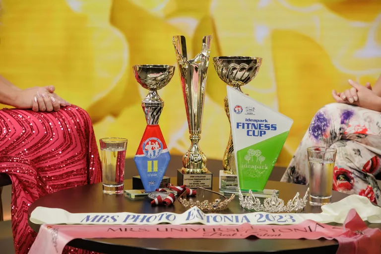 Кубки, которые Ангелика Роос заработала на спортивных соревнованиях и короны с конкурсов красоты.