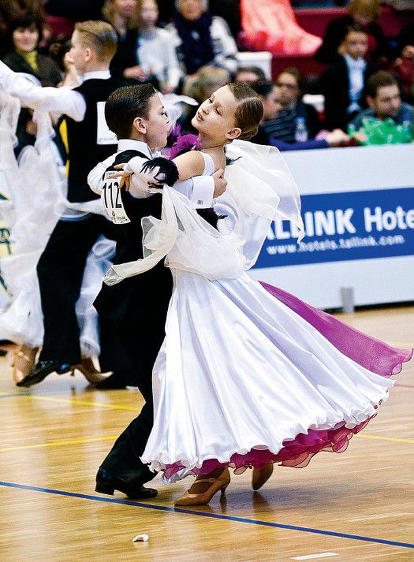 Сандер Кюннапуу начал заниматься танцами по приглашению своей нынешней партнерши Хермине Айнтс еще до того, как пошел в школу. Теперь танцы для них обоих — очень серьезное увлечение. На прошлых выходных эта юная пара впервые выступила на чемпионате Эстонии в новой I юниорской возрастной категории.