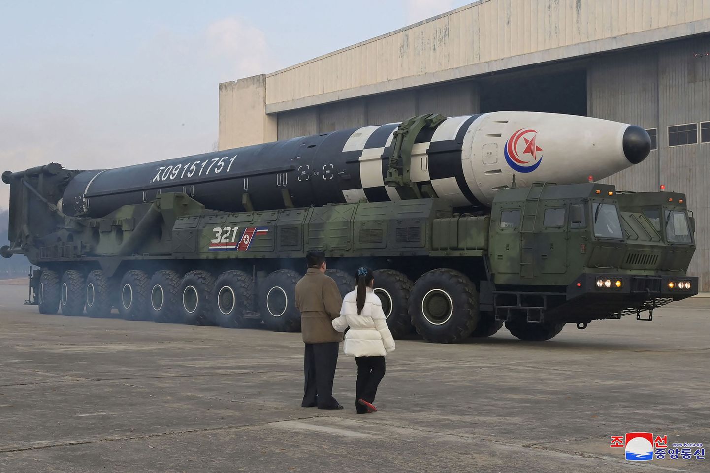 Ziemeļkorejas līderis Kims Čenuns kopā ar meitu pie raķetes.
