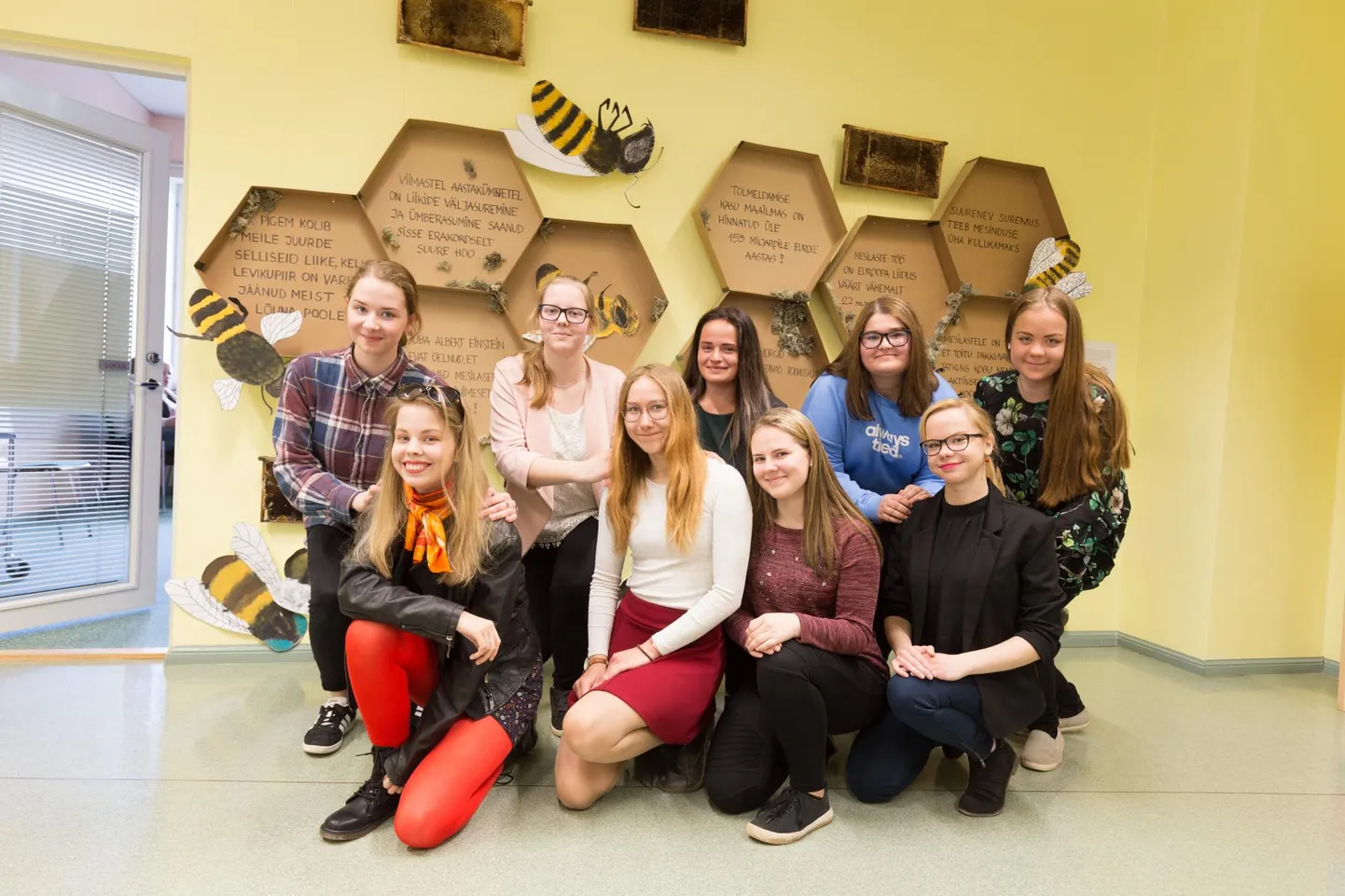 Noored ja tublid. Liis Rull (all vasakul), Heidi Kalaver, Tuuli Saar, Merli Mäevälja. Kristin Prits (üleval vasakul), Hannabel Kruusmäe, Berit Tugi, Greete Soha ja Merle Mäe­välja.