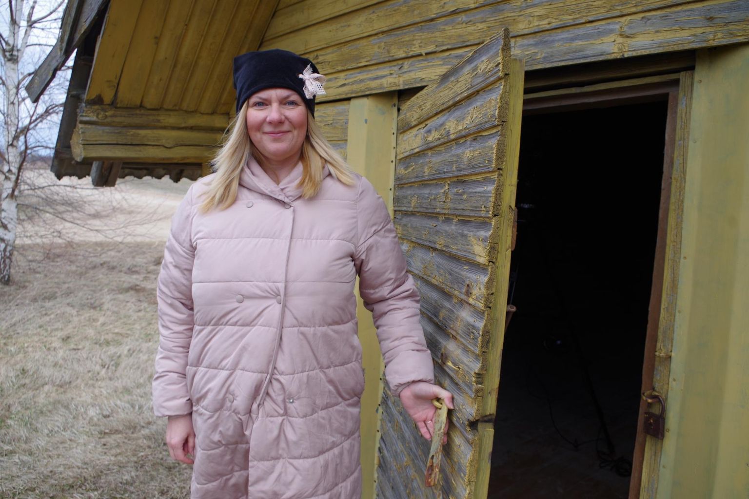 Kodumajutusega tegeleva Kirsi talu perenaine Kaidi Kerdt on võtnud südameasjaks taastada Ulaskova küla tsässona. FOTO: Arved Breidaks