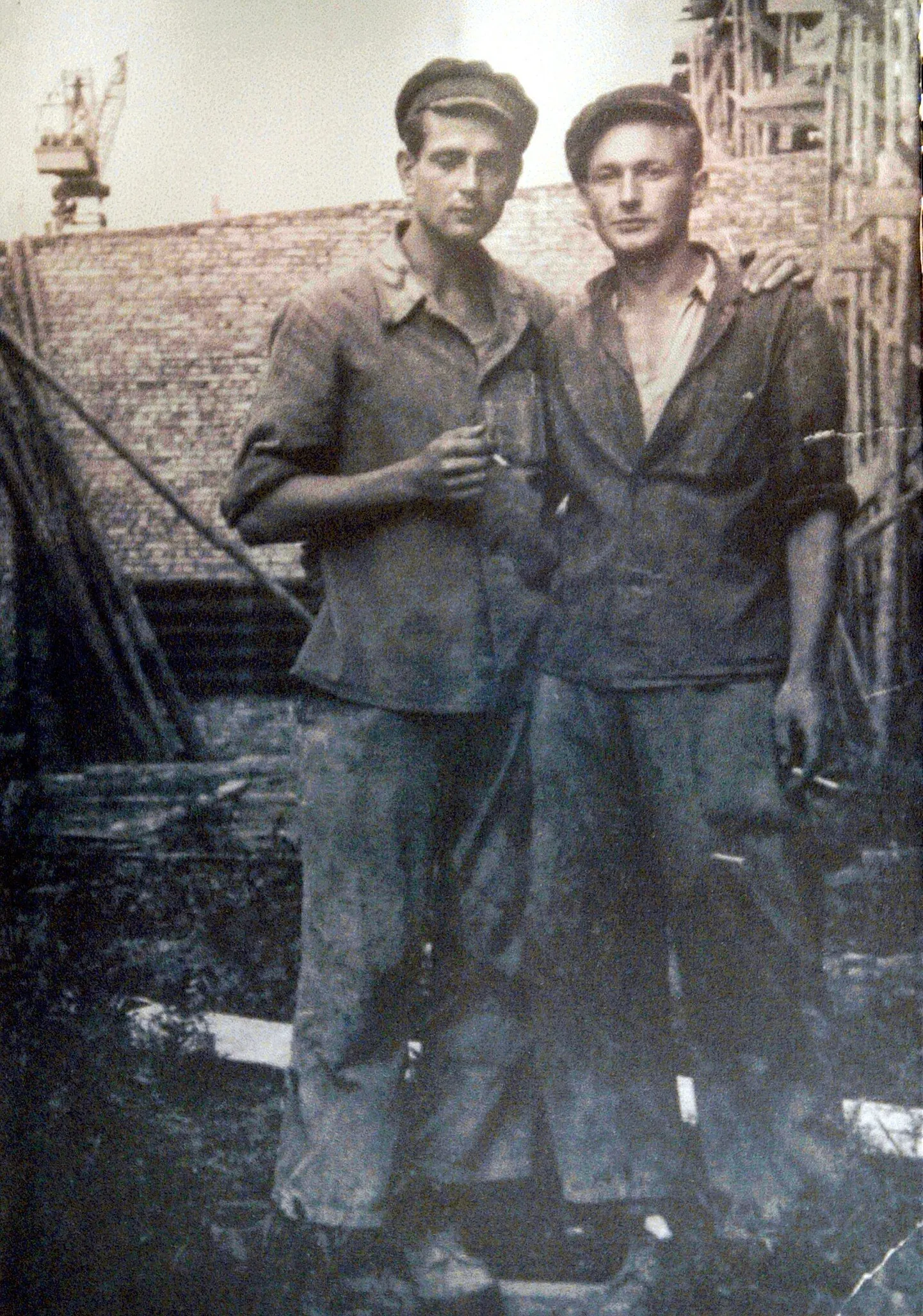 Tartu endise NKVD majas asuva KGB kongide muuseumi eksponaat. Pildil foto Päivu Kullist (paremalt) ja Ahto Liigist Siberis Omski vangilaagris.