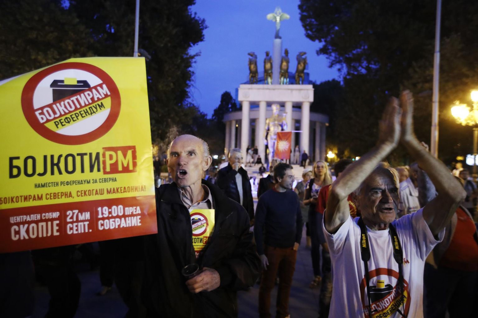 Makedoonia nimereferendumi boikottimise pooldajad eile õhtul riigi parlamendi ees Skopjes. Nende leer sai rahvahääletusel oma tahtmise, sest osalusprotsent jäi madalamaks, kui valitsus lootis. 