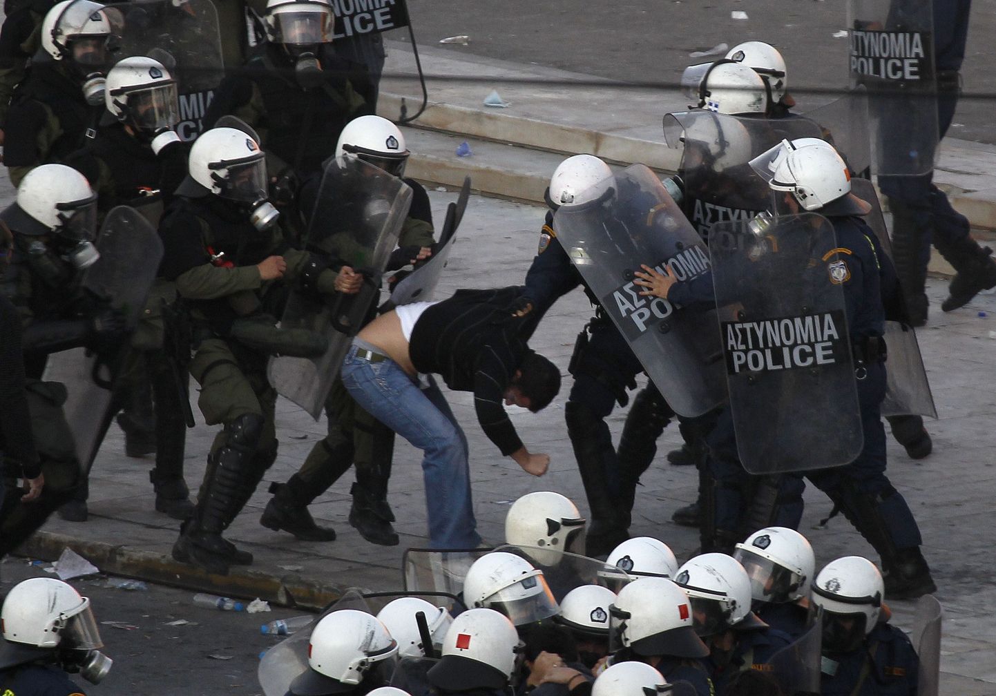 Kreeka ametiühingute kärpekavade vastane 48-tunnine streik. Meeleavaldused muutusid vägivaldseteks ja vandaalitsevateks.