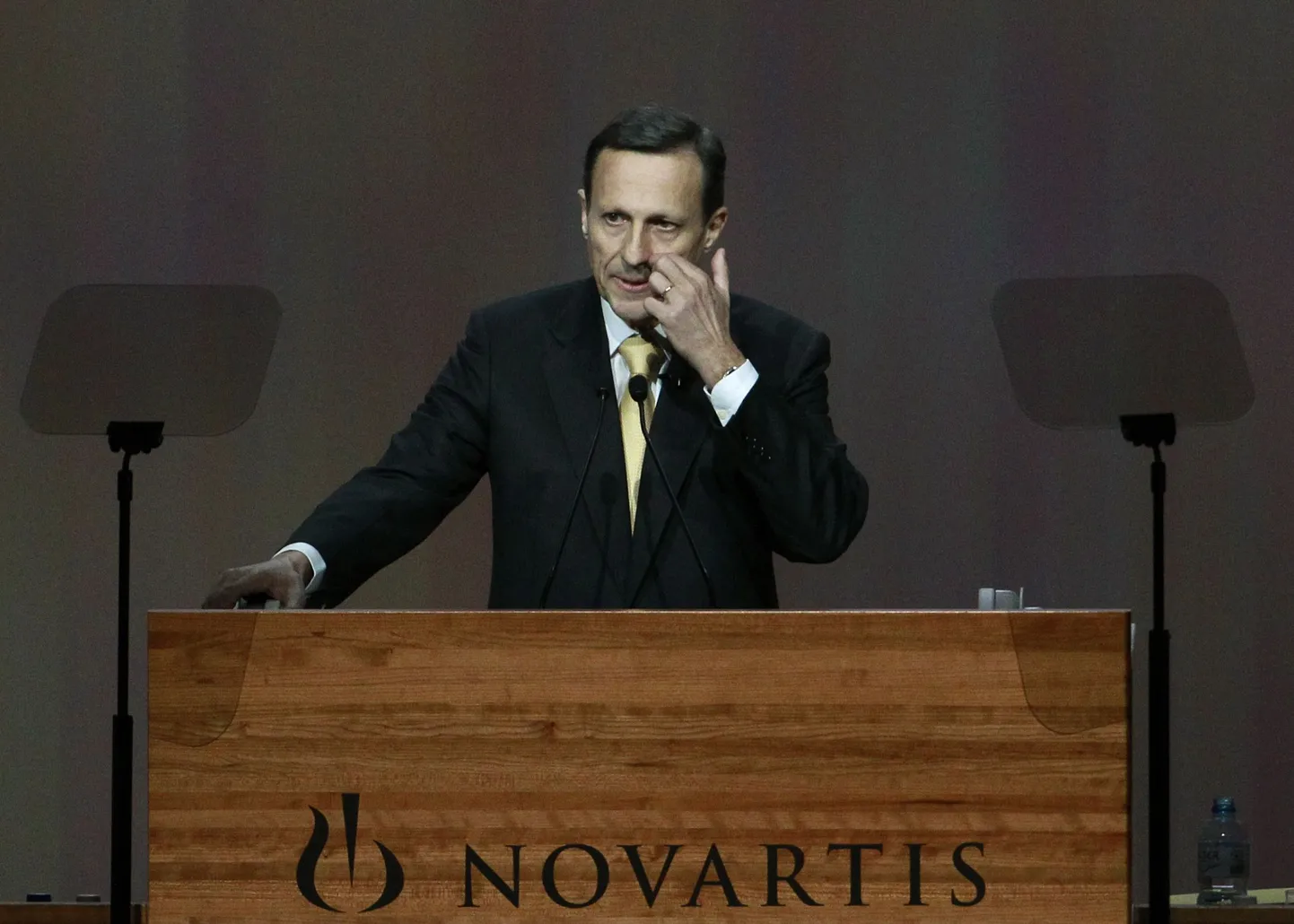 Farmaatsiafirma Novartis endine juht Daniel Vasella oli nn kuldsest käepigistusest sunnitud loobuma. .
