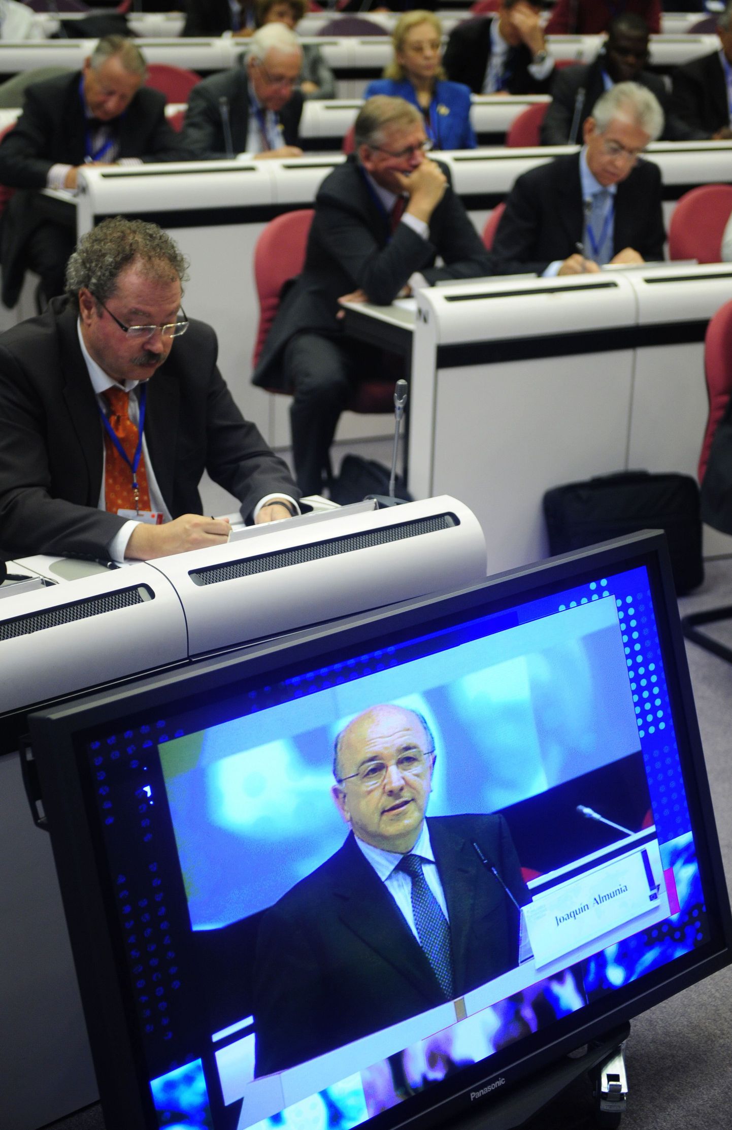 Joaquin Almunia Brüsseli majandusfoorumi teleekraanil.