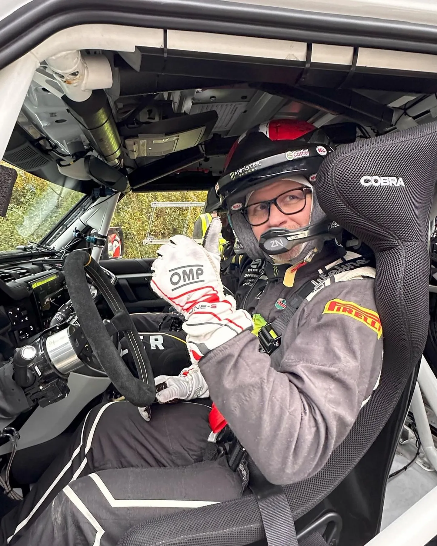Petter Solberg Land Rover Defenderi roolis.