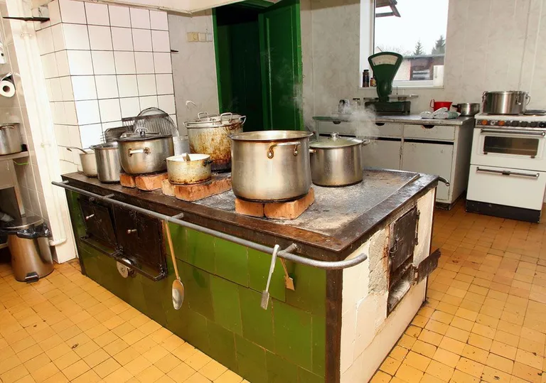 Halliste sööklas tehakse süüa nagu sovhoosi ajal - ikka puupliidi peal.