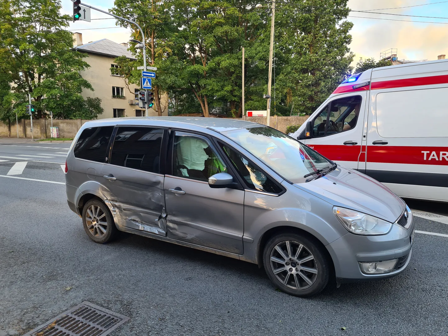 Liiklusõnnetuse põhjustas mööda peateed liikunud Ford Galaxyle ette sõitnud Volvo XC60.