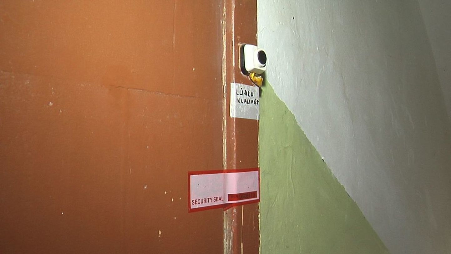 Опечатанная дверь квартиры в Екабпилсе.