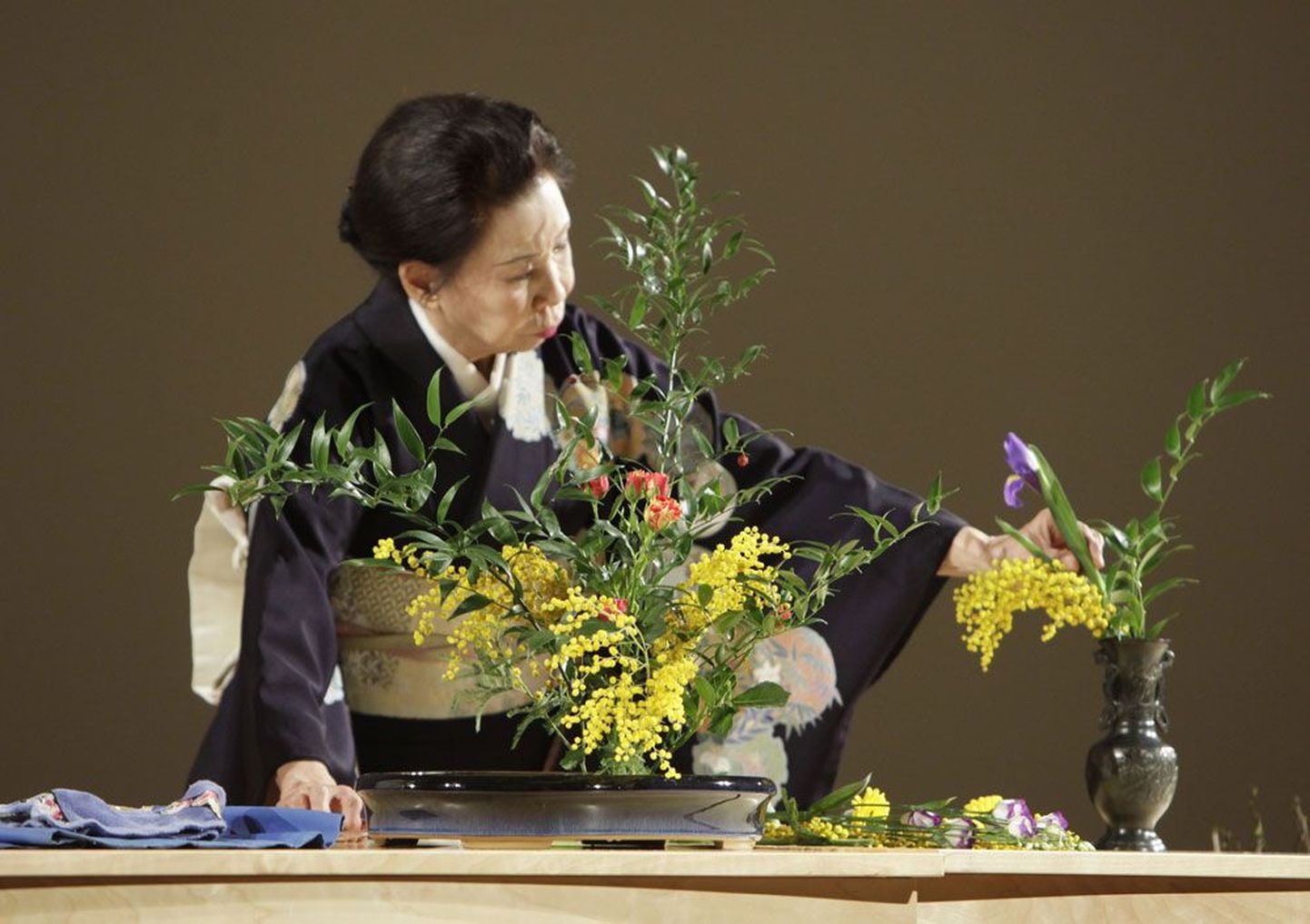 Midori Yamada demonstreeris rahvusraamatukogus erinevates stiilides ikebanade valmistamist. Lilleseadekunsti meister rõhutas, et ikebana seadmist tuleb alustada vaasist – alles seejärel saab valida lilled, mis vaasiga sobivad.