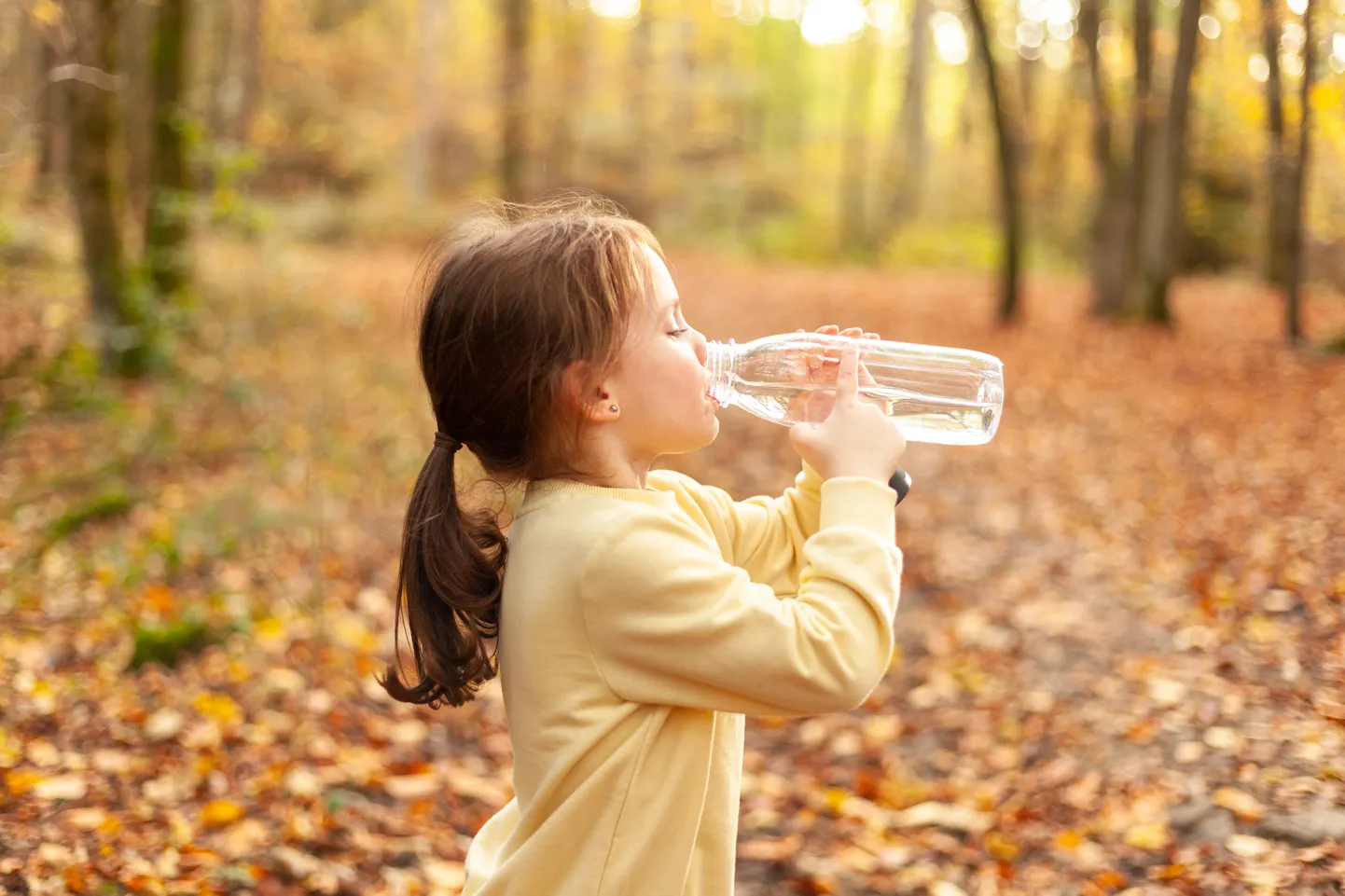 Ребенок пьет воду. Фото иллюстративное.