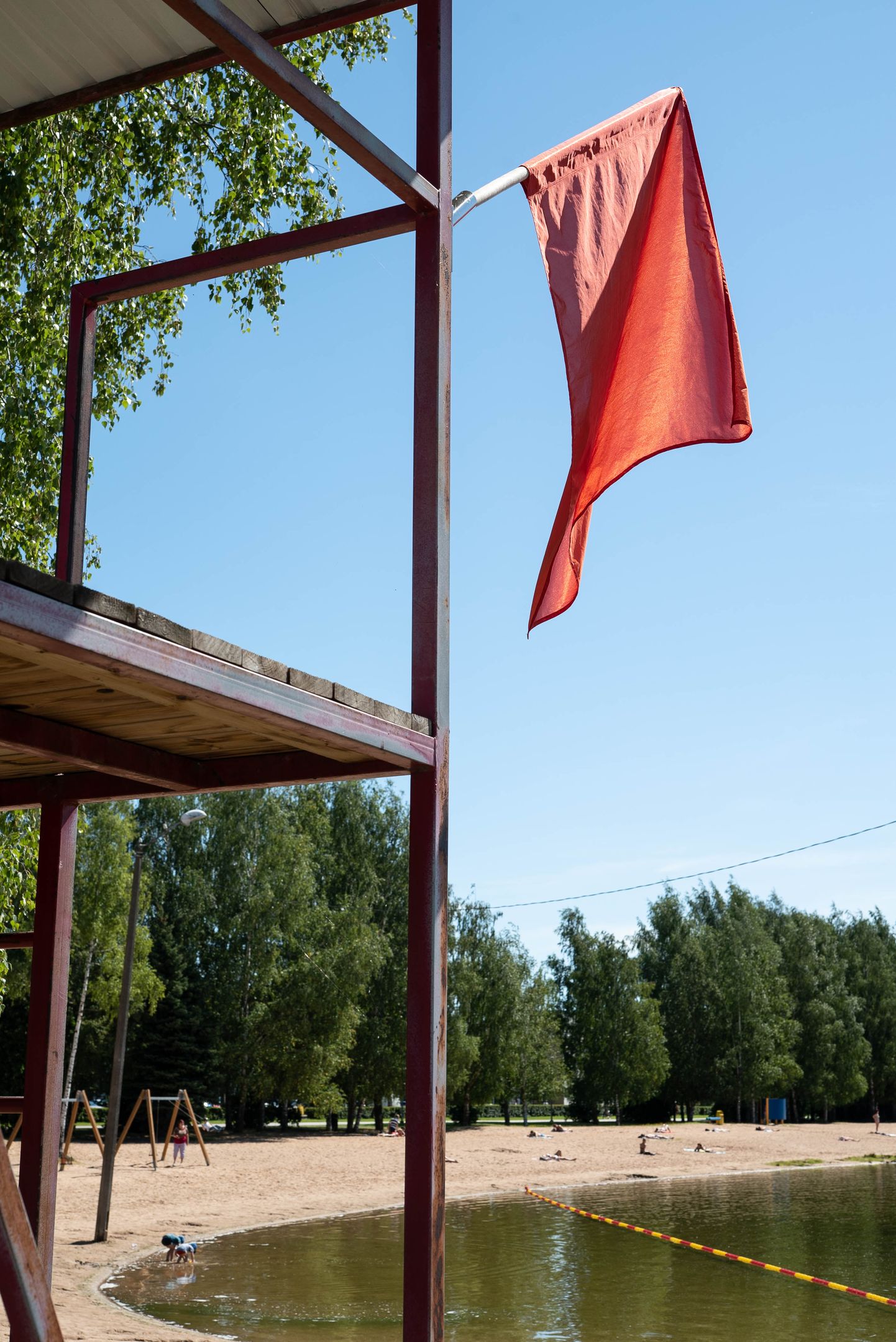 Anne kanali ääres lehvib punane lipp.