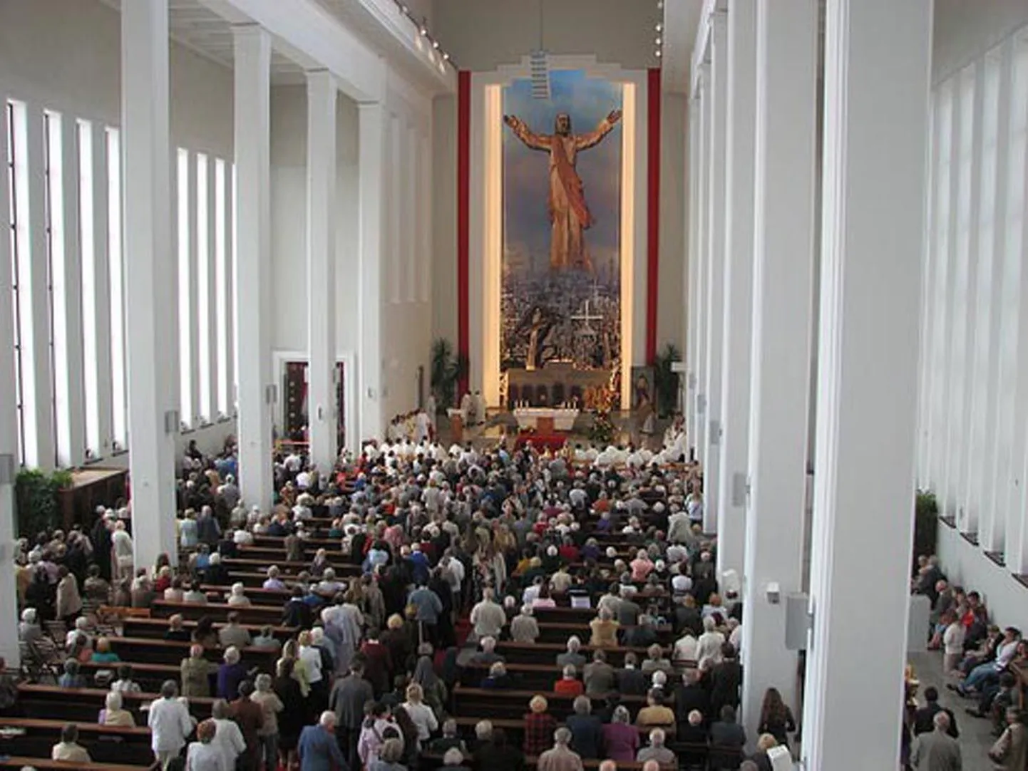 Kaunase Kristuse Ülestõusmise kirik pilkupüüdva altarimaaliga on üks Leedu ülestõusmise sümbol.