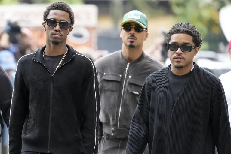 Vasakult King Combs, Quincy Brown ja Justin Dior Combs, kes saabusid Diddy süüdistuse ettelugemisele.