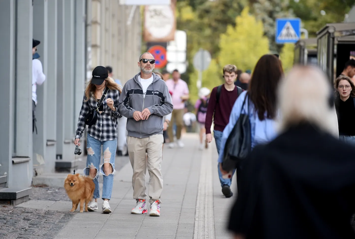 Cilvēki Rīgas centrā.