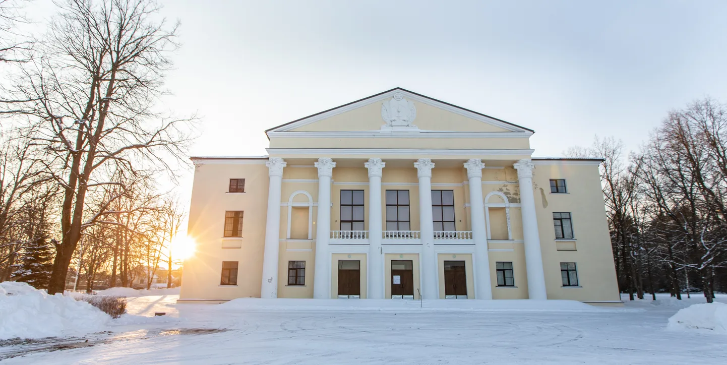 Eelmisel talvel seisis Kohtla-Nõmme rahvamaja täiesti tühjana, tänavu saab kevadel avatud ühes otsas ka talvel tegutseda.
