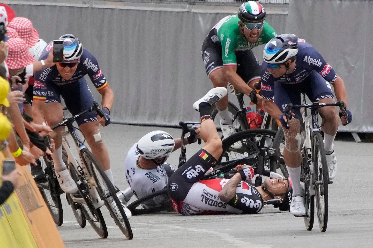 Finišisirgel toimunud kukkumine, kus olid osalised Caleb Ewan ja Peter Sagan.