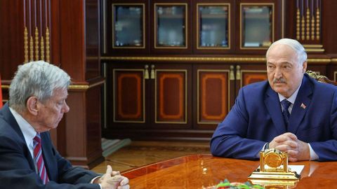 VIDEO ⟩ Trumpi erisaadik: kasutasin ropendava Lukašenkaga võidu juues kavalat nippi