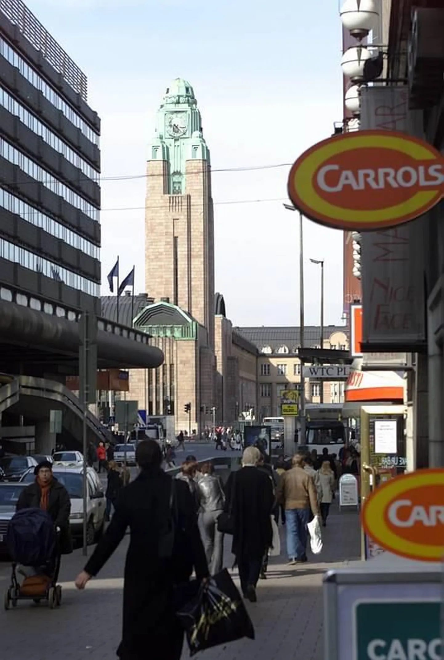 Helsingi raudteejaama (tagaplaanil) ümbrus on üks kohti, kus tiirutab palju piraattaksosid.