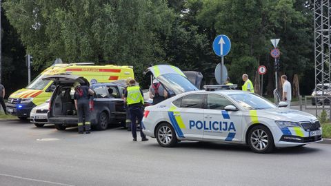 FOTO ⟩ Pārdaugavā notikusi divu automašīnu sadursme, negadījuma vietā apgrūtināta satiksme
